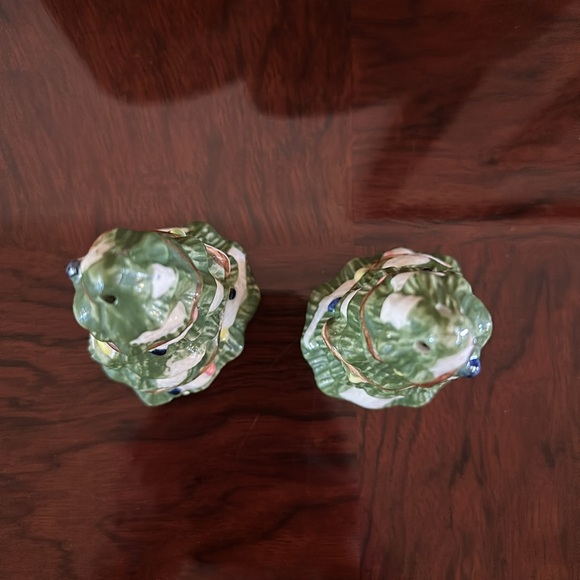 *NEW* Christmas Tree Holiday 4” Ceramic Salt & Pepper Shaker Set - Picture 4 of 6